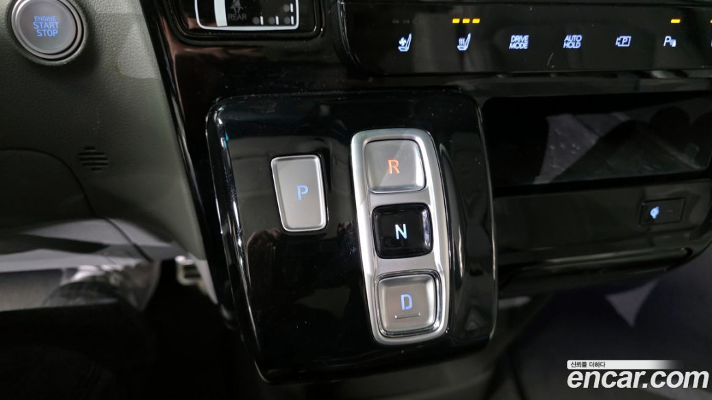 Hyundai Staria 4WD Lounge 9-Seater, 2022