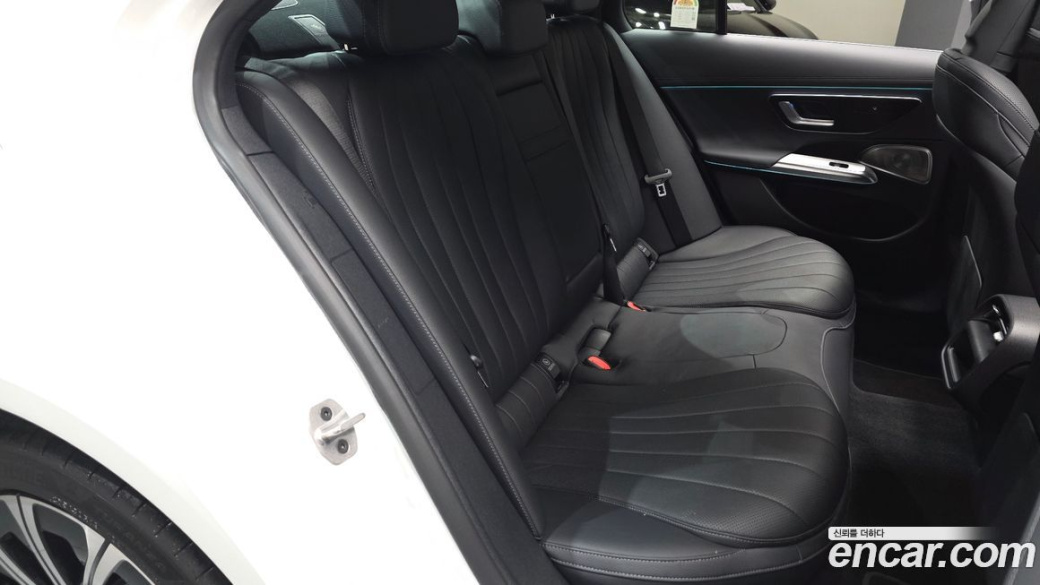 Mercedes-Benz E-Class E300 4MATIC Exclusive, 2025