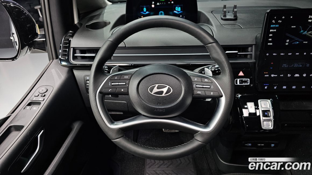 Hyundai Staria 4WD Lounge 9-Seater, 2025