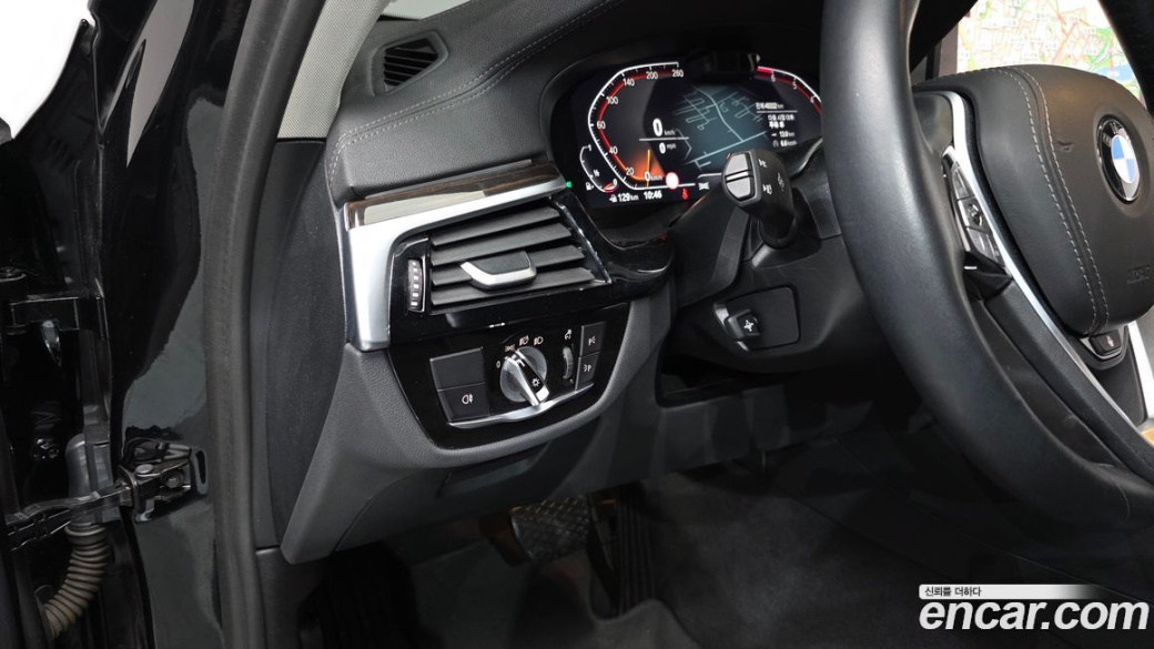 BMW 5-Series 520i Luxury, 2023