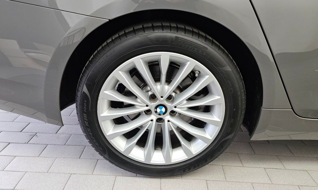 BMW 5-Series 520i Luxury, 2022