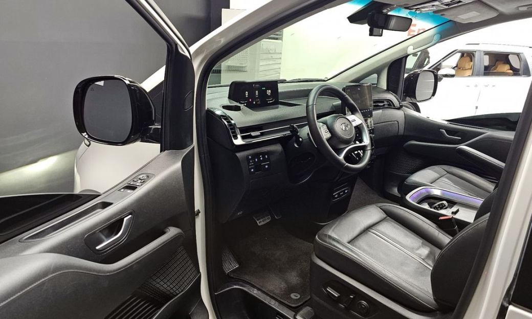 Hyundai Staria 4WD Lounge 9-Seater, 2024