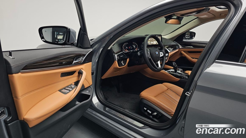 BMW 5-Series 520i Luxury, 2023