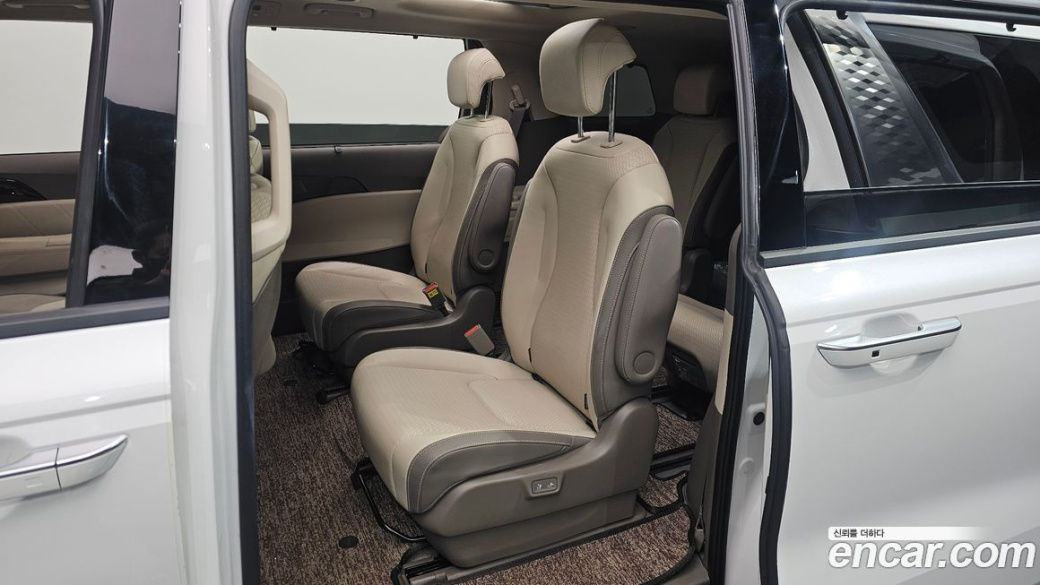 Kia Carnival 9-Seater Signature, 2024
