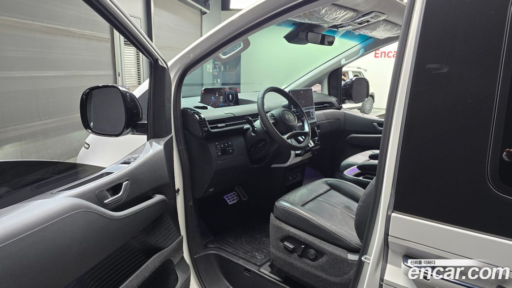 Hyundai Staria 4WD Lounge 9-Seater, 2025