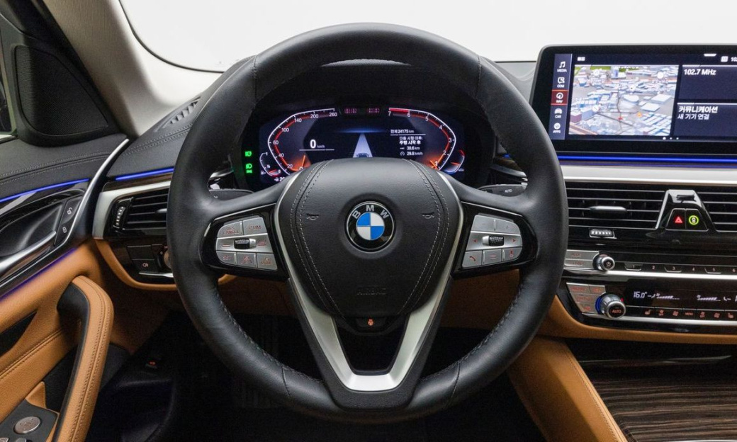 BMW 5-Series 520i Luxury, 2023