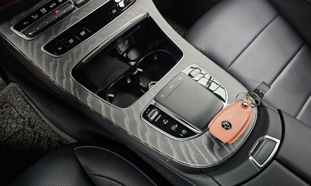 Mercedes-Benz E-Class E350 4MATIC AMG Line, 2023