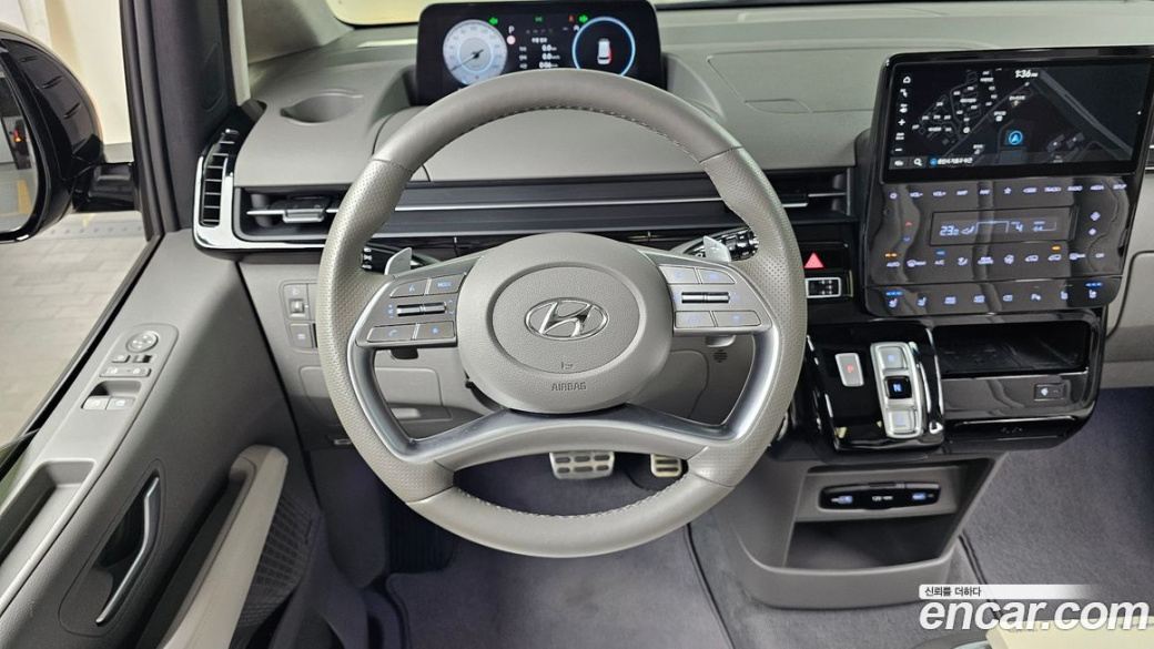 Hyundai Staria 4WD Lounge 7-Seater, 2022