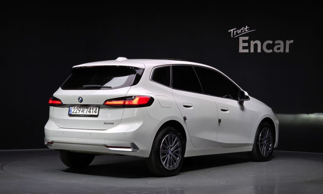 BMW 2-Series 220i Luxury, 2024