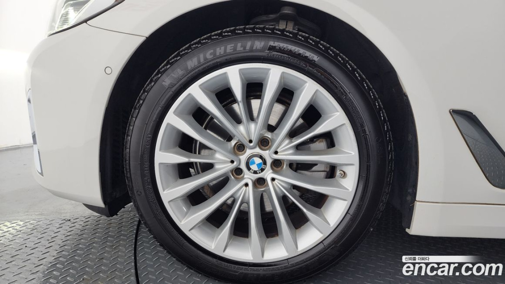 BMW 5-Series 520i Luxury, 2023