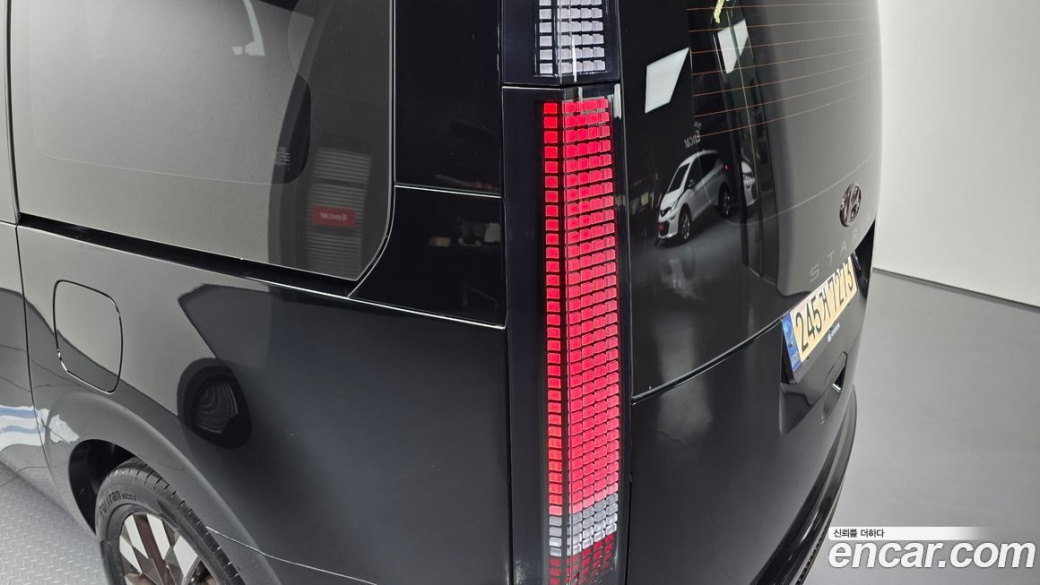 Hyundai Staria 4WD Lounge 7-Seater, 2022