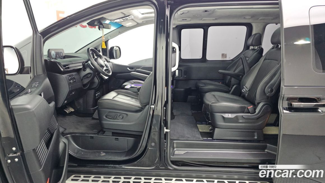 Hyundai Staria 4WD Lounge 9-Seater, 2025