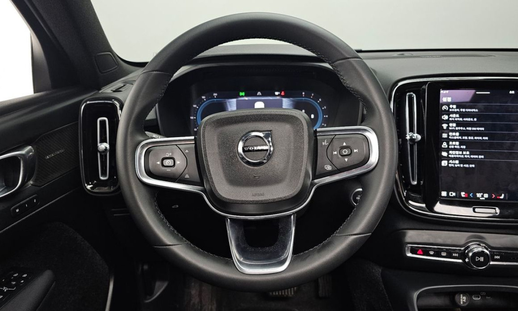 Volvo XC40 B4 Black Edition, 2025