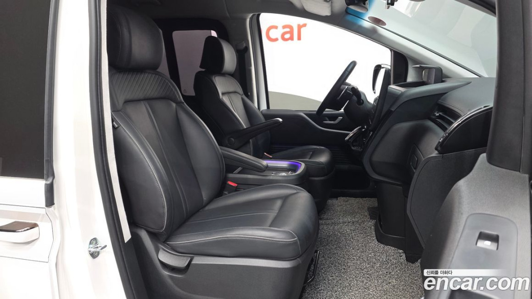 Hyundai Staria Lounge 9-Seater, 2022