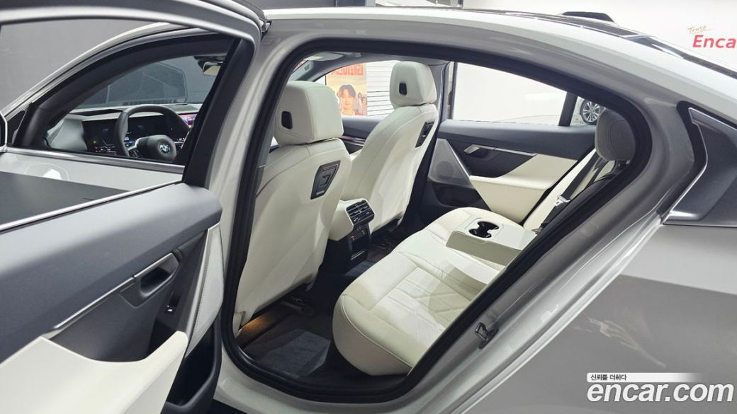 BMW 5-Series 520i, 2025
