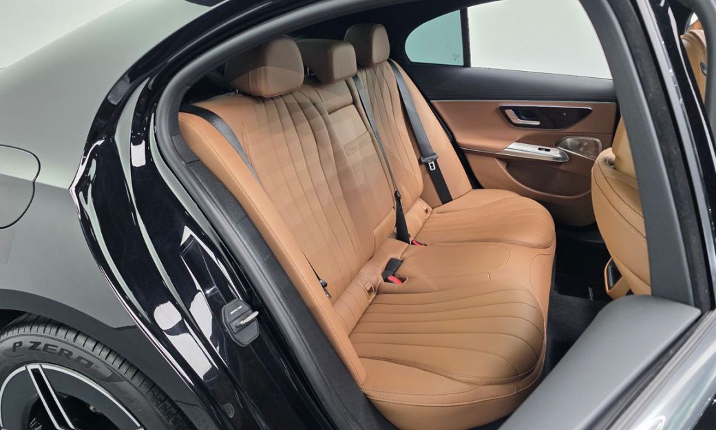 Mercedes-Benz E-Class E300 4MATIC AMG Line, 2025