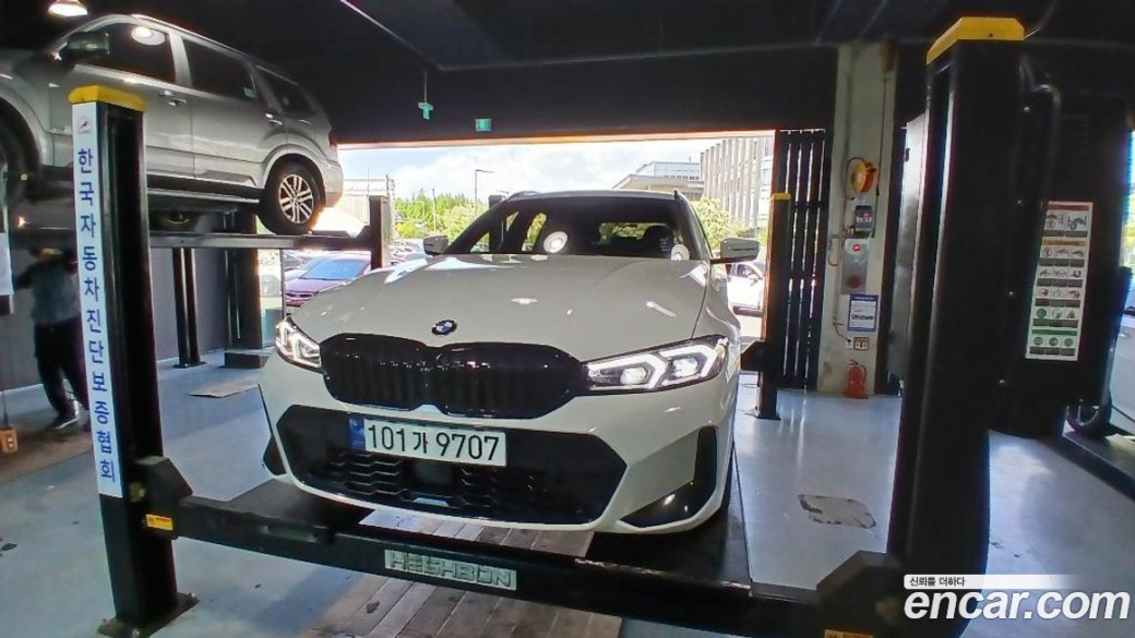 BMW 3-Series 320i Touring M Sports, 2023