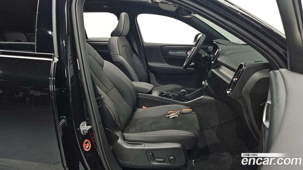 Volvo XC40 B4 Black Edition, 2025