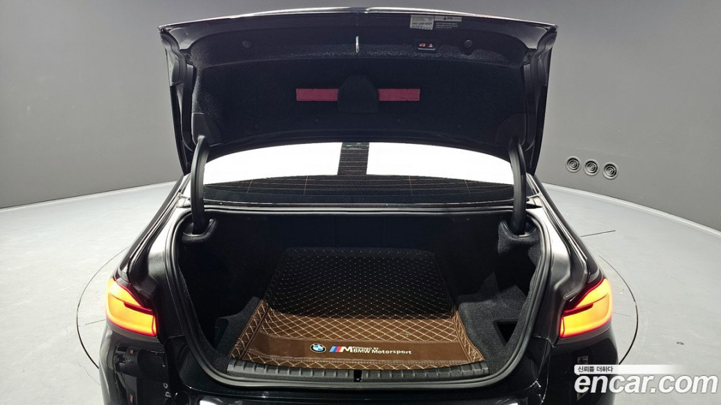 BMW 5-Series 530i xDrive Luxury, 2023