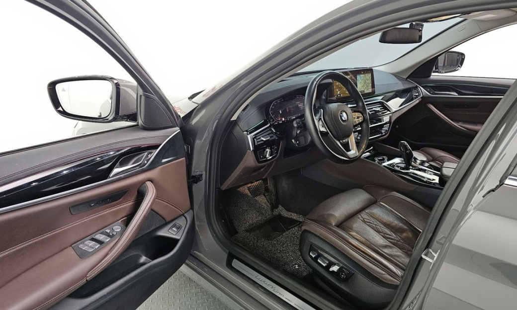 BMW 5-Series 523d xDrive Luxury, 2022