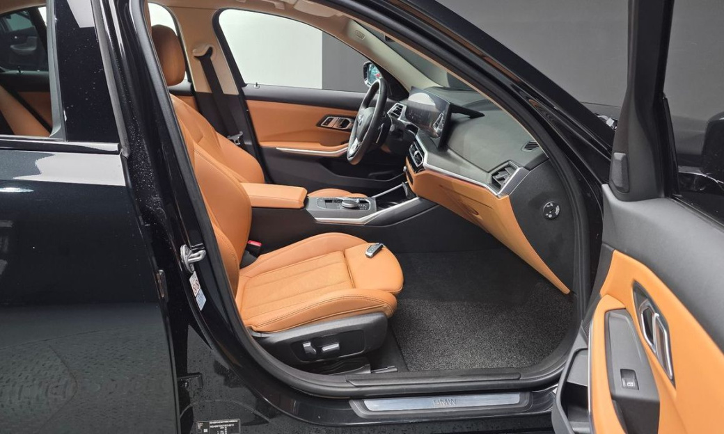 BMW 3-Series 320i, 2023