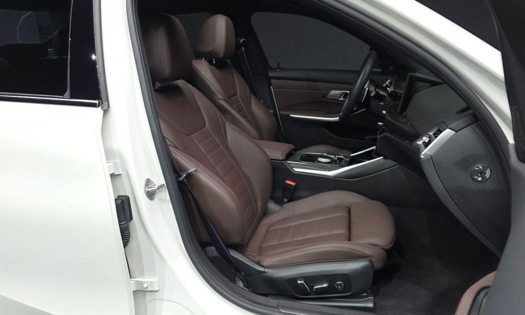 BMW 3-Series M340i Pro, 2025