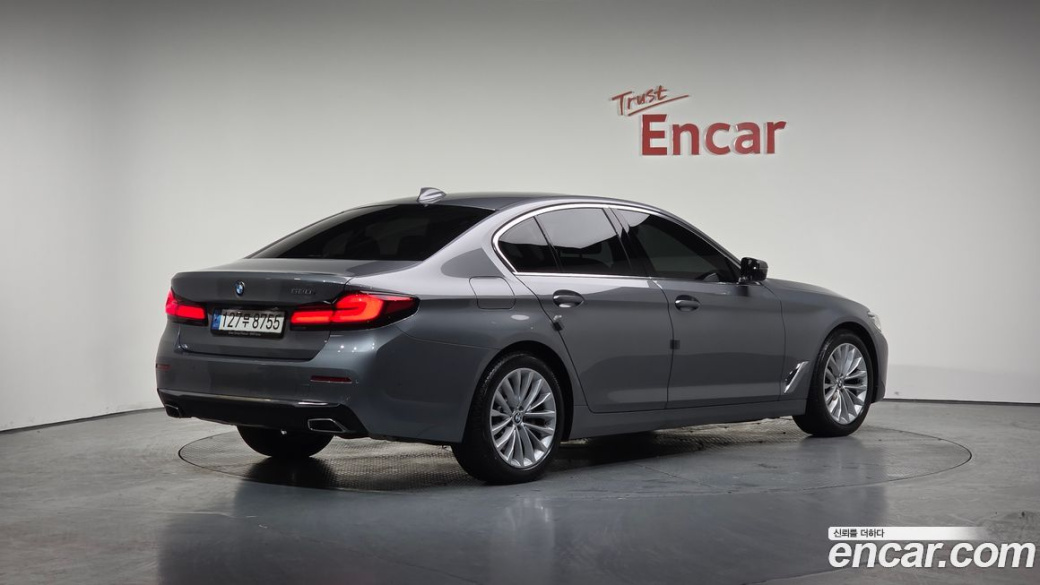 BMW 5-Series 520i Luxury, 2023