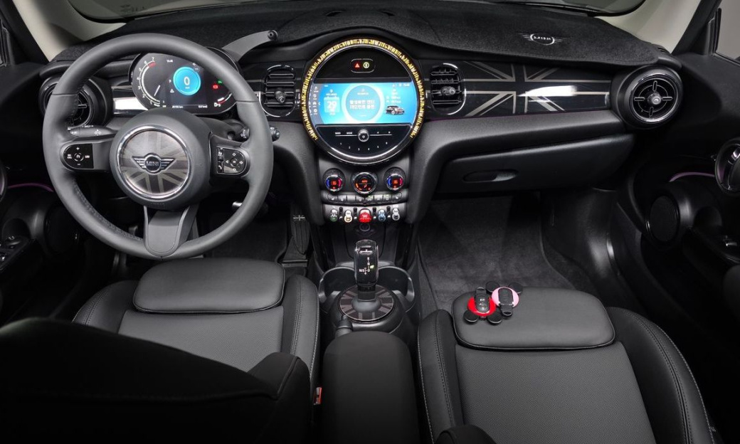 Mini Cooper Classic Plus Launch Pack, 2024