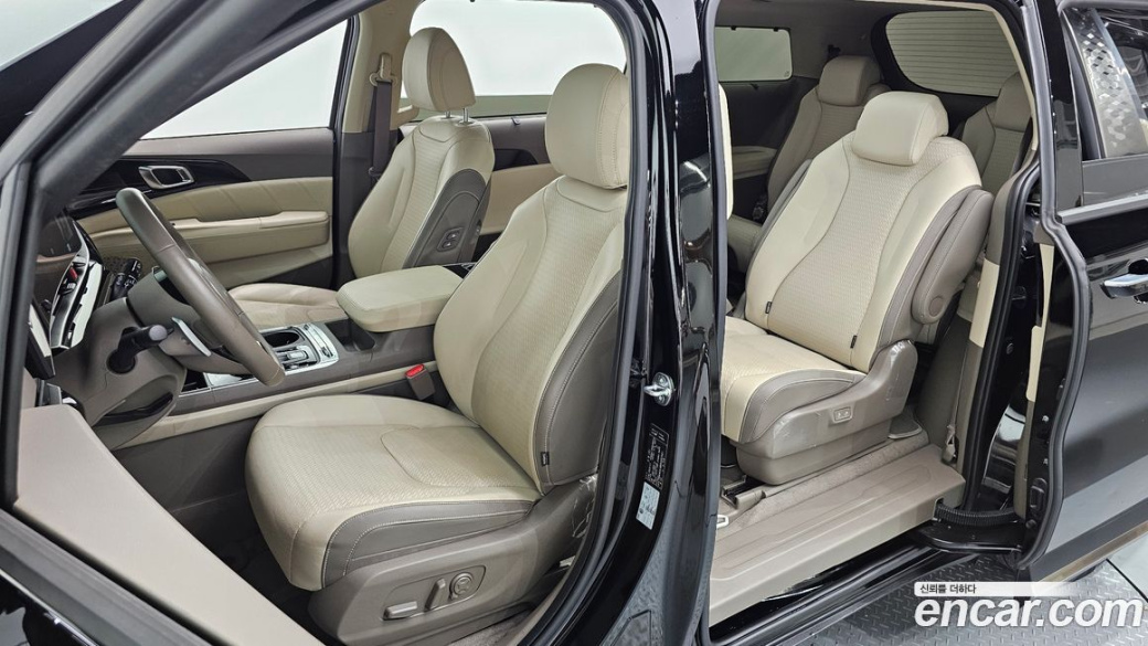 Kia Carnival 9-Seater Signature, 2024