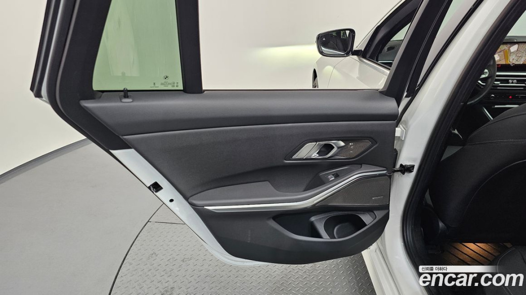 BMW 3-Series 320i Touring, 2024