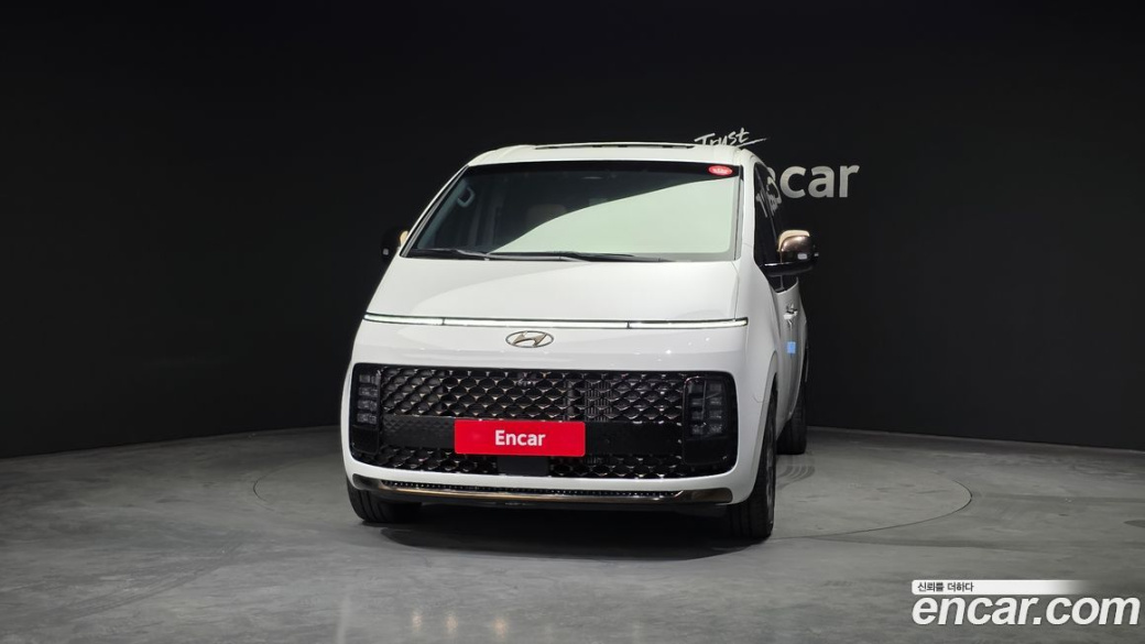Hyundai Staria 4WD Lounge 7-Seater, 2023