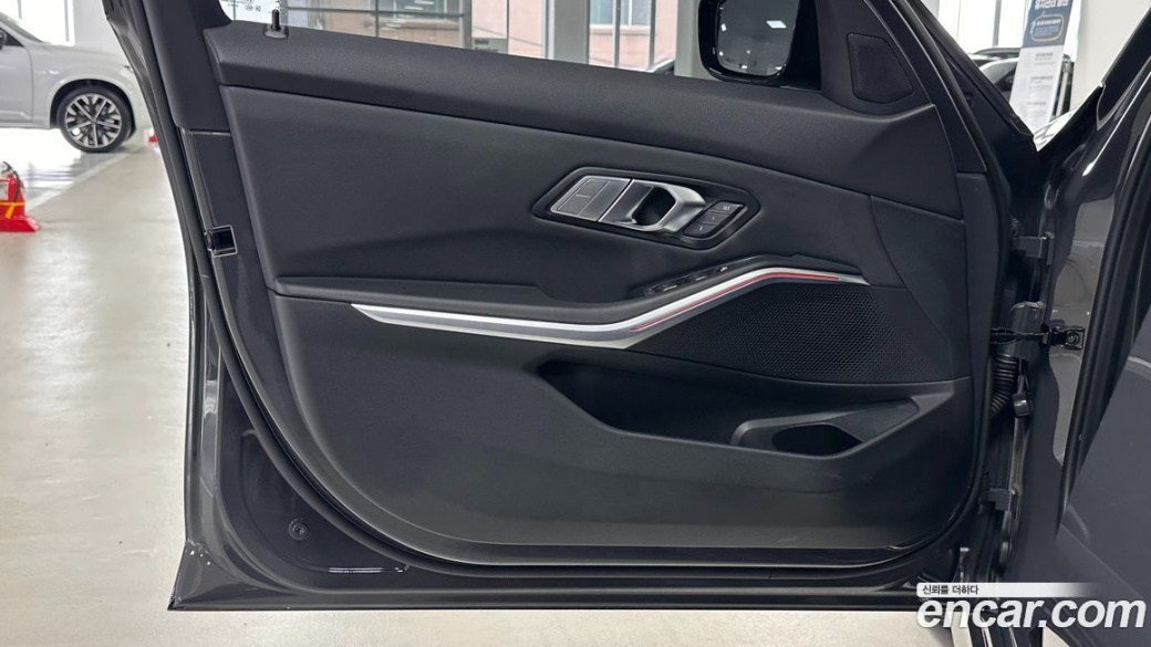 BMW 3-Series 320i, 2025