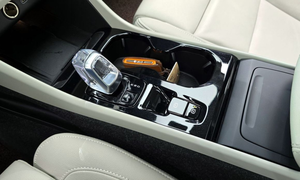 Volvo XC40 B4 Ultra Bright, 2025
