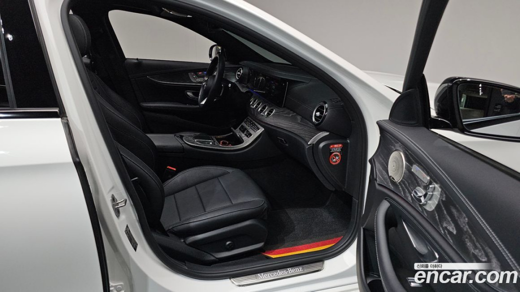 Mercedes-Benz E-Class E350 4MATIC AMG Line, 2023