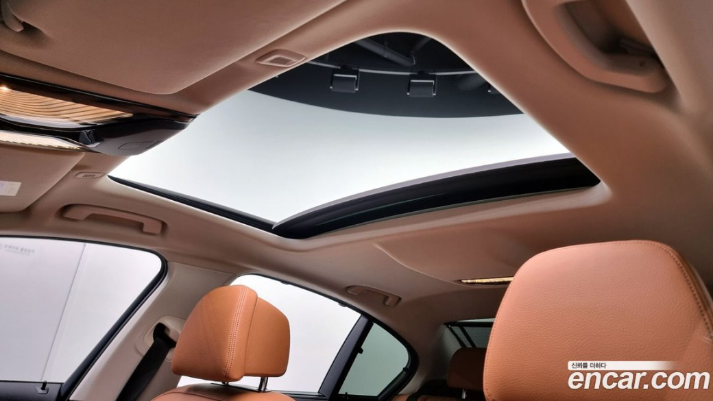 BMW 5-Series 520i Luxury, 2023