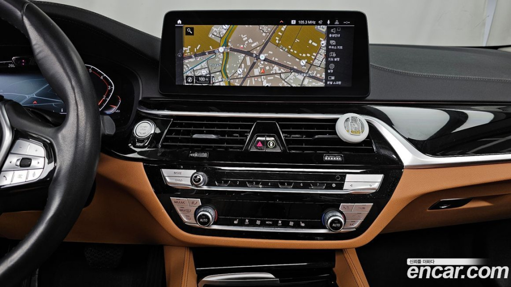 BMW 5-Series 520i Luxury, 2022
