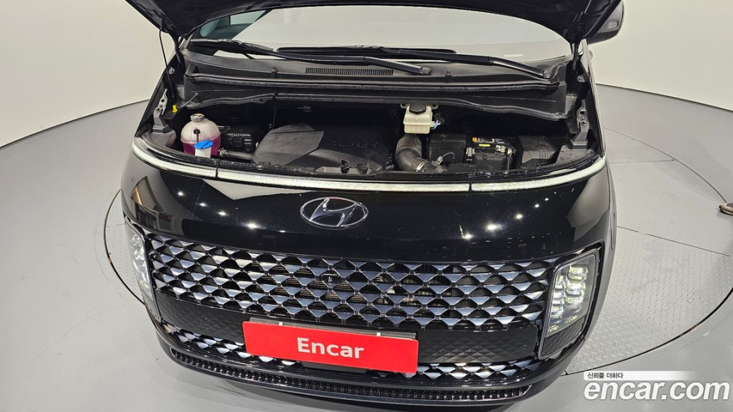 Hyundai Staria 4WD Lounge 9-Seater, 2022