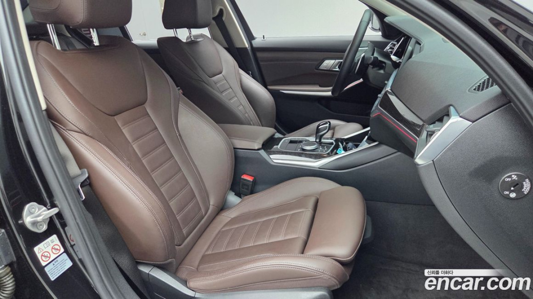 BMW 3-Series 320i Luxury, 2022