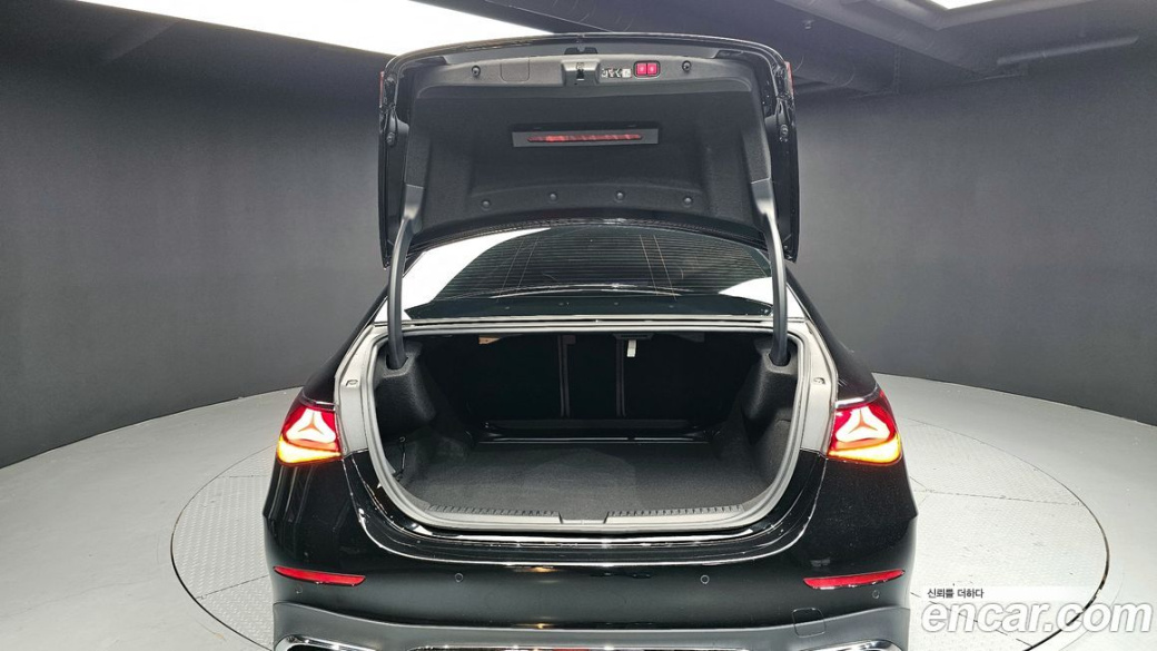 Mercedes-Benz E-Class E300 4MATIC AMG Line, 2024