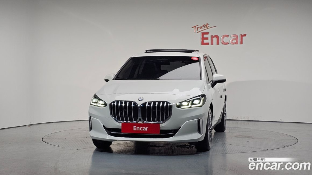 BMW 2-Series 220i Luxury, 2023
