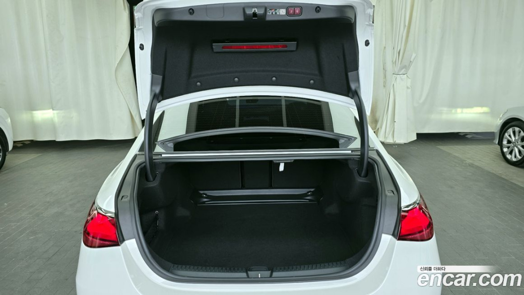 Mercedes-Benz E-Class E300 4MATIC Exclusive, 2025