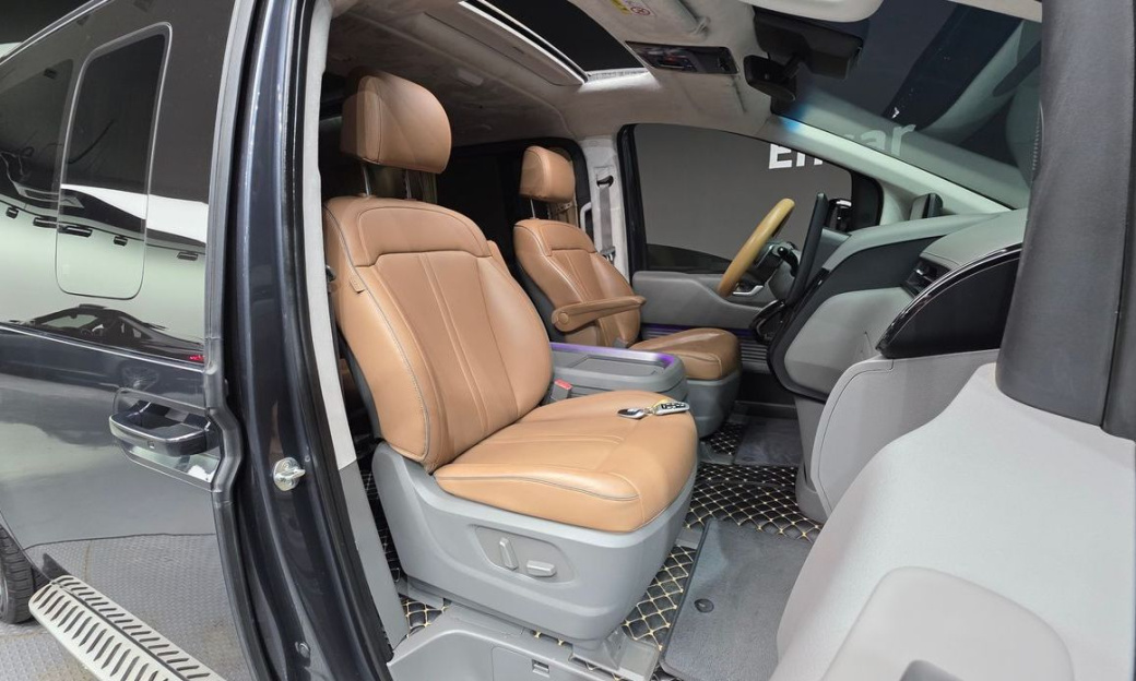 Hyundai Staria Lounge 9-Seater, 2023
