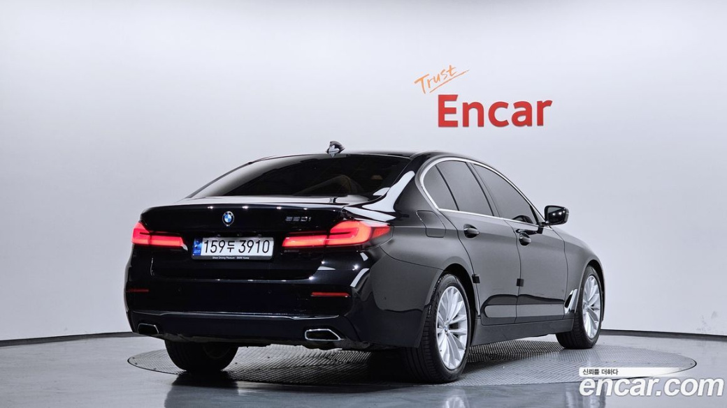 BMW 5-Series 520i Luxury, 2023