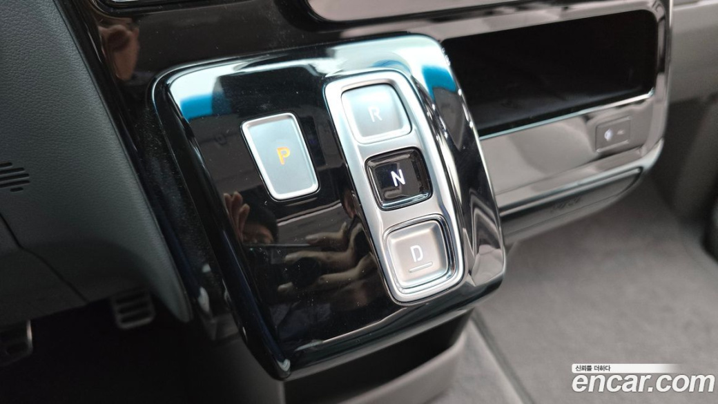 Hyundai Staria 4WD Lounge 9-Seater, 2025
