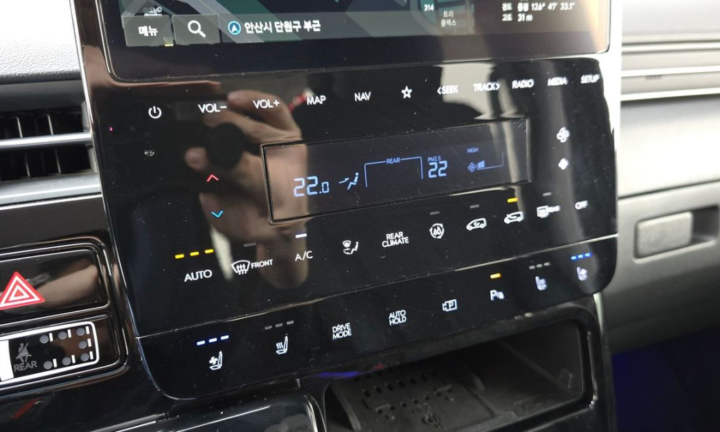 Hyundai Staria 4WD Lounge 9-Seater, 2025