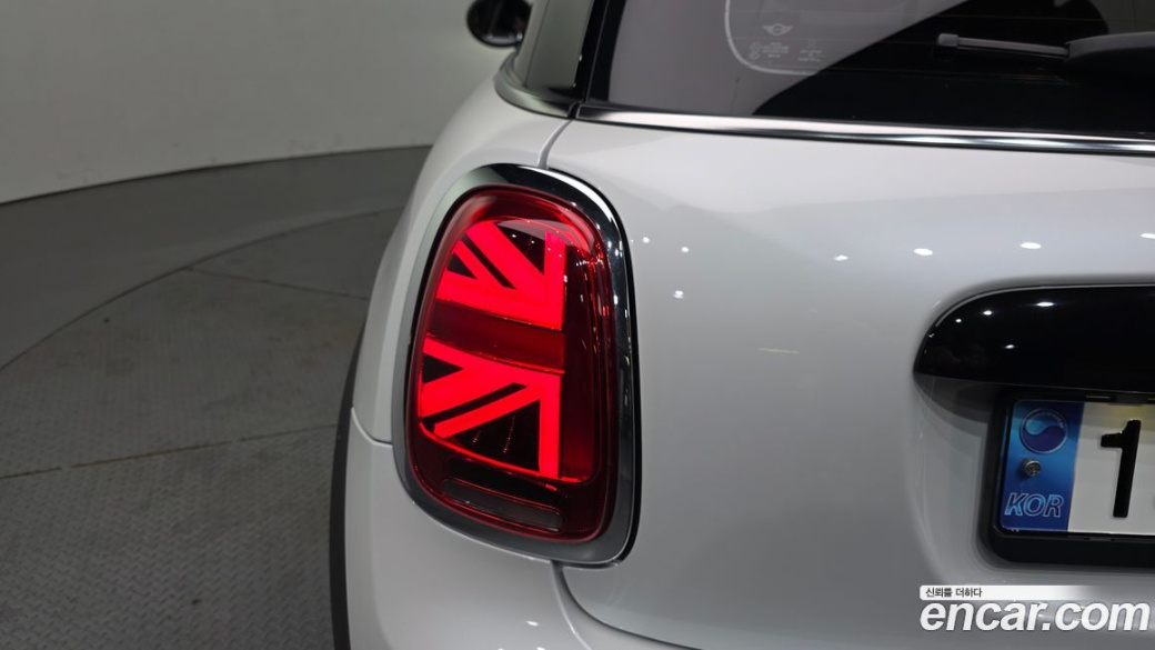 Mini Cooper Classic Plus Launch Pack, 2023