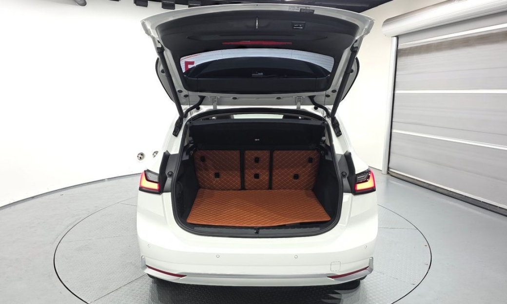 BMW 2-Series 220i Luxury, 2025
