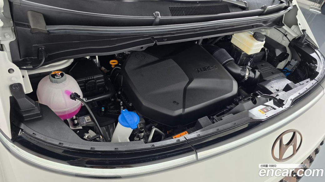 Hyundai Staria 4WD Lounge 9-Seater, 2023