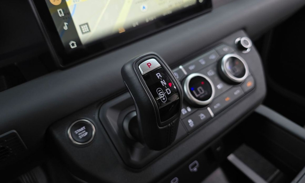 Land Rover Defender 110 P300 X-Dynamic SE, 2024