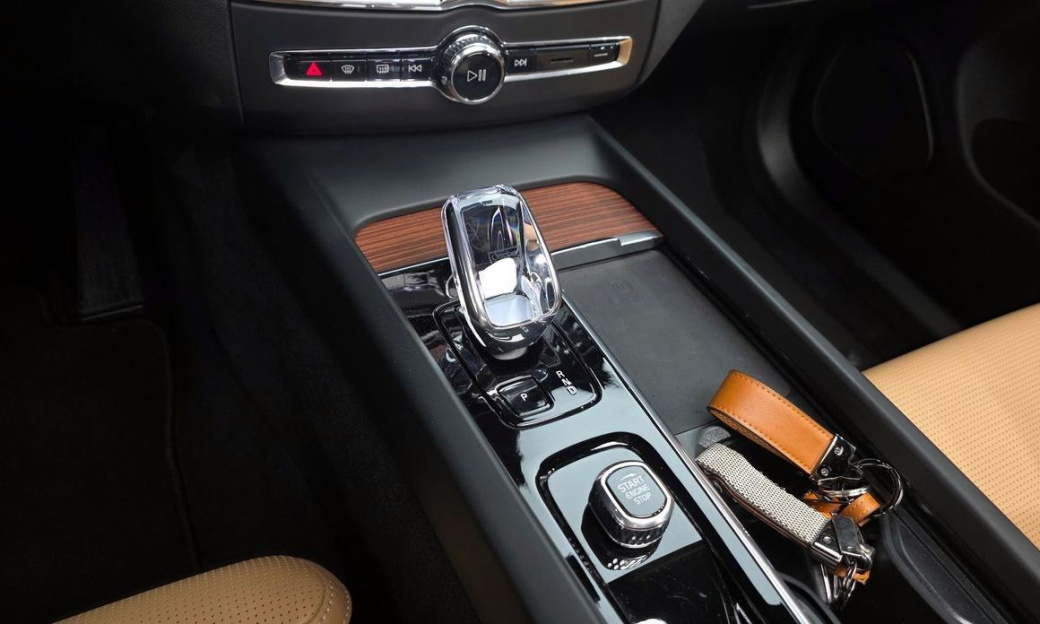 Volvo XC60 B5 Ultra Bright, 2025